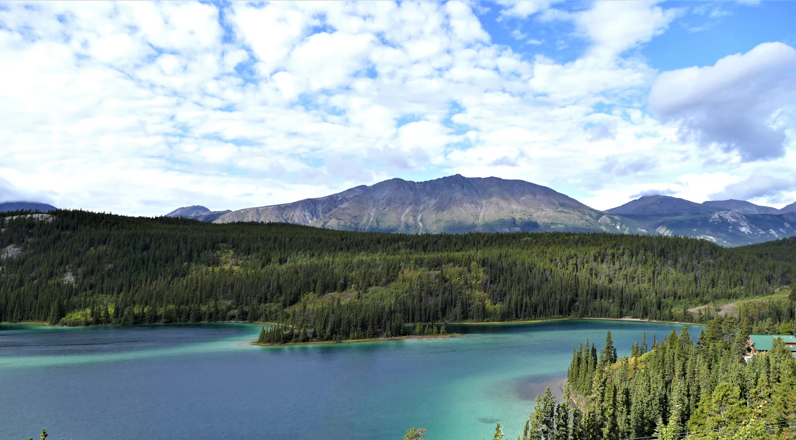 Paysage du Yukon, lac turquoise et montagnes